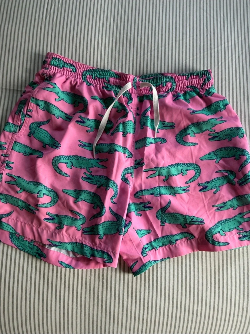 chubbies Men’s Medium Pink Swim Trunks with Green Alligator Print 5.5” inseam